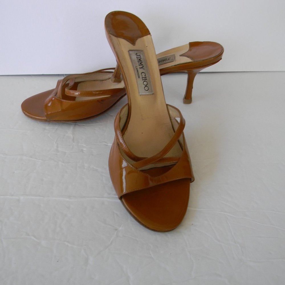 JIMMY CHOO WM'S TAN PATENT LEATHER KITTEN HEEL SANDALS SZ 40
